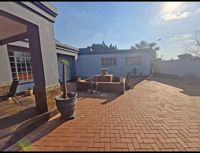 4 BEDROOM FREEHOLD FOR SALE IN ASTON MANOR